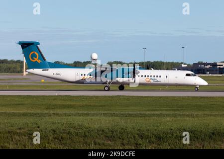 Montreal, Kanada. 23.. Mai 2022. Ein Hydro-Québec Bombardier Dash 8-400 verlässt den internationalen Flughafen Montreal Pierre Elliott Trudeau. Hydro-Québec ist ein öffentliches Versorgungsunternehmen, das die Erzeugung, Übertragung und Verteilung von Elektrizität in der kanadischen Provinz Quebec verwaltet. (Bild: © Fabrizio Gandolfo/SOPA Images via ZUMA Press Wire) Stockfoto