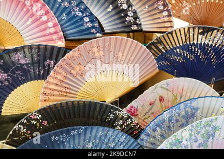 Japanische traditionelle Sensu-Fans in verschiedenen Mustern Stockfoto