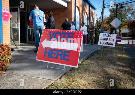 Kanton, Georgia, USA. 27. Oktober 2022. Frühe Wähler suchen außerhalb des Wahllokals in Kanton, Georgien, einer kleinen Stadt im Norden Georgiens, wo die georgischen Wähler in der zweiten Woche nach der vorzeitigen Abstimmung weiterhin Rekordbeteiligung erreichten. Georgien liegt mit 1.017.732 Wählern, die während der frühen Abstimmung ihre Stimme abgegeben haben, weit über der Million, wobei am Dienstag 124.508 aufkommen. Georgien hat seit dem ersten Tag der frühen Abstimmung in diesem Jahr eine Rekordbeteiligung an der vorzeitigen Abstimmung verzeichnet und ist nach den Aufzeichnungen des Außenministers auf fast das Doppelte am ersten Tag der frühen Abstimmung im Jahr 2018 gestiegen. (Bild: © Rob Cre Stockfoto