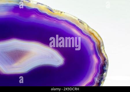 Violett und Blau Achat Scheibe Kristall, gebänderter Chalcedonstein isoliert auf einem weißen Hintergrund Oberfläche mit viel Detail. Speicherplatz kopieren Stockfoto