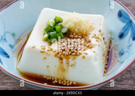 Japanischer kalter Tofu (Hiyayakko) Stockfoto