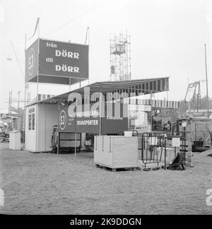 St. Eriksmässan 1954. Werbung für von Tür zu Tür - durch Palettenrückträger oder Transporter Stockfoto