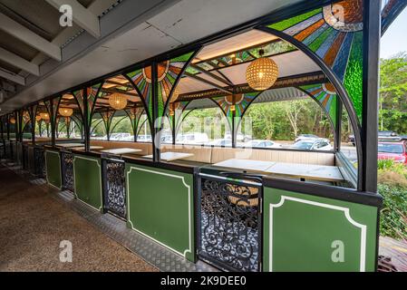 Restaurierte Zugkutsche von der ehemaligen Ballyhooley Steam Railway am Marina Station, Port Douglas, Queensland, Australien. Stockfoto