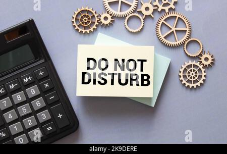 Auf einem leuchtend roten Hintergrund, eine helle Holzlockenkarte mit dem Text NICHT VERGESSEN Stockfoto