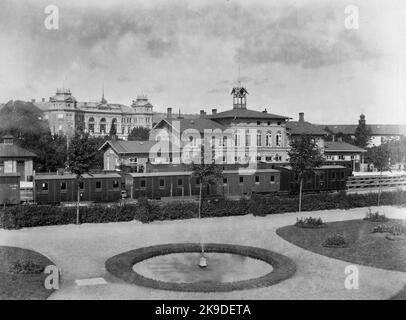 Laut Notizen auf Negativ '5120. Der Bahnhof. Foto Fr. Der Wasserlauf. 1890.'. Bahnhof Skövde. Die Lokomotive hinter den Waggons ist die 1903 abgeschaffte SJ O 24 Frey und hinter dem Güterwagen G2 11661 (Kockum 1870), der 1907 in eine Schublade umgewandelt wurde. Der letzte Wagen in diesem Zug hat zuletzt ein Leitercoupé mit Bremse. Eine BC6 oder C6B des Modells 1864. Die Pkw sind hier von links C6B 509 (Kockum 1876), C7 260 (ehemals B LW 1864), B7 78 (LW 1866) und C6B 767 fd Hmmj C 13 (d 1873). B7 78 wurde frühestens aufgehoben, und es war im Jahr 1891. Stockfoto