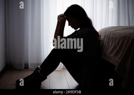 Frau, die an Depressionen leidet. Traurigkeit und Kopfschmerzen Konzept Stockfoto