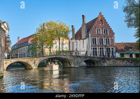 Brügge, Flandern, Belgien und eine kleine steinerne Bogenbrücke führen den Begijnhof über den Kanal der Stadt Stockfoto