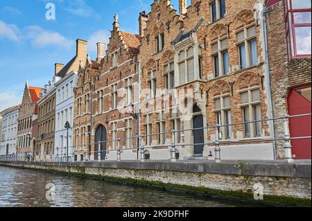 Kunstvolle flämische Architektur an Gebäuden entlang des Kanals Sint Annarei im Herzen der belgischen Stadt Brügge. Stockfoto