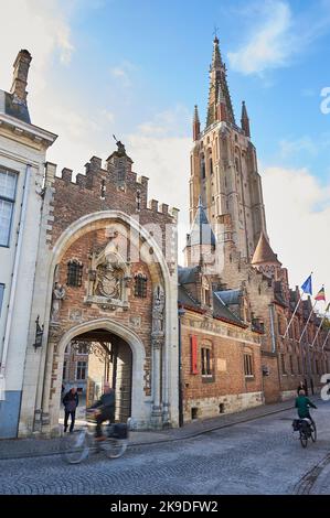 Brügge, Flandern, Belgien und der Turm der katholischen Kirche unserer Lieben Frau Brügge (Onze Lieve Vrouw Brugge) ragt über Gebäuden in der Stadt auf. Stockfoto