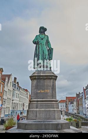 Brügge, Belgien und die Statue des altniederländischen Malers Jan van Eyck steht am Ende von Spiegelrei. Stockfoto