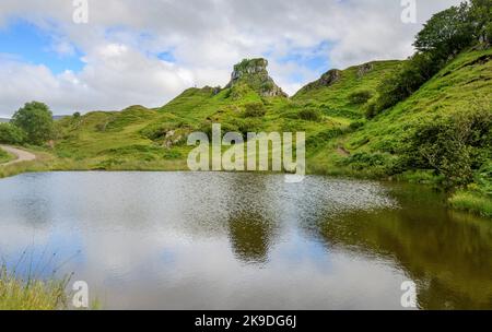 Burg wie felsige Basalt Prominenz, mit schöner Aussicht auf die Umgebung, kegelförmige Hügel und Hügel, eine niedliche, surreale, Fantasie wie, Gras bedeckt Mod Stockfoto