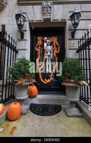 NEW YORK, NEW YORK - 25. Oktober 2022: Ein Skelett mit einem Kürbiskranz hängt an der Tür dieser Residenz in New York City, New York, Dienstag, 25. Oktober 2022. (Foto: Gordon Donovan) Stockfoto