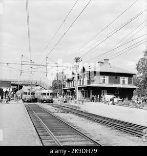 Bahnhof Gällivare, Zug und Reisende. Stockfoto