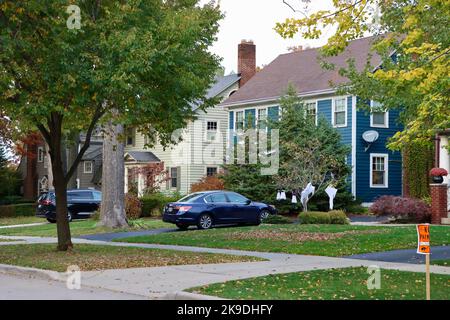 Häuser und Eigentumswohnungen in einer Wohnstraße in Lakewood, Ohio Stockfoto