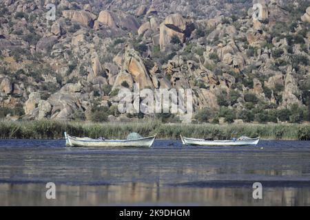 Fischerboote liegen am Ufer des Sees Bafa in der Türkei. Selektiver Fokus. Stockfoto