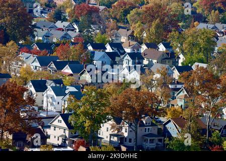 Häuser und Eigentumswohnungen in einem Wohngebiet in Lakewood, Ohio Stockfoto