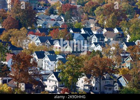 Häuser und Eigentumswohnungen in einem Wohngebiet in Lakewood, Ohio Stockfoto