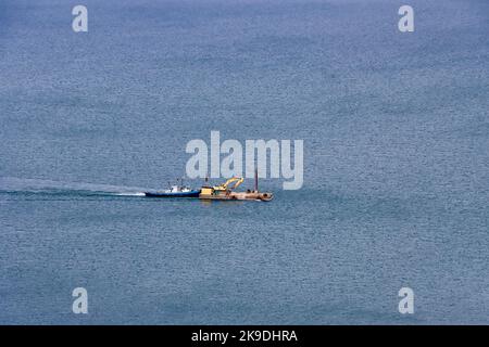 Schlepper, der einen Lastkahn auf dem Lake Erie schiebt. Stockfoto