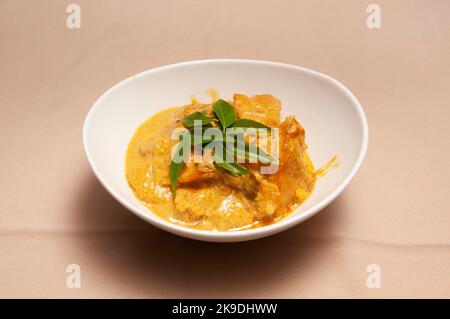 Authentisches indisches Gericht, bekannt als Dum aloo vegan Stockfoto