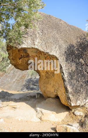 Milas, Mugla, Türkei. 10. September 2022: Das Kloster Yediler, das man über einen 2 Kilometer langen Spaziergang vom Dorf Gölyaka rund um den Bafa-See erreichen kann, gehört dazu Stockfoto