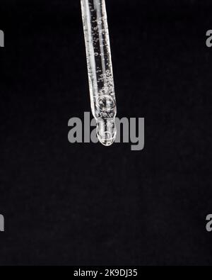 Pipette mit Medizin auf schwarzem Hintergrund, Cannabisextrakt Tropfen. Stockfoto