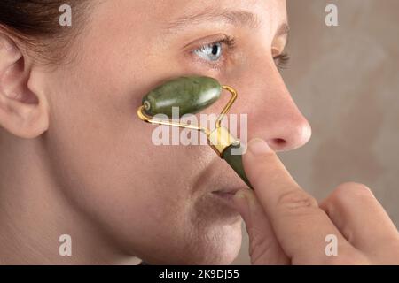 jade Stein für Frau Gesichtspflege und Falten Glättung. Stockfoto