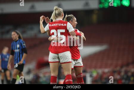 London, Großbritannien. 27. Oktober 2022. Stina Blackstenius von Arsenal Women feiert am 27. Oktober 2022 im Emirates Stadium, London, England, das dritte Tor beim Womens Champions League-Spiel zwischen Arsenal Women und den Frauen des FC Zürich. Foto von Joshua Smith. Nur zur redaktionellen Verwendung, Lizenz für kommerzielle Nutzung erforderlich. Keine Verwendung bei Wetten, Spielen oder Veröffentlichungen einzelner Clubs/Vereine/Spieler. Kredit: UK Sports Pics Ltd/Alamy Live Nachrichten Stockfoto