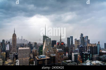Dramatischer Himmel über Wolkenkratzern in der Innenstadt von New York Stockfoto