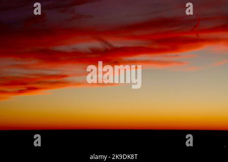 Dramatischer und farbenfroher Sonnenuntergang über dem Lake Erie. Stockfoto