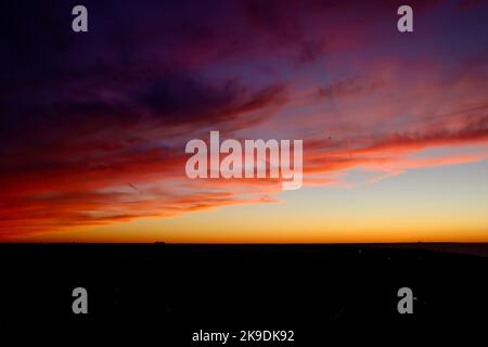 Dramatischer und farbenfroher Sonnenuntergang über dem Lake Erie. Stockfoto