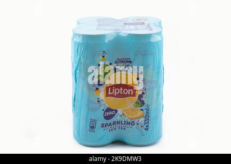 WETZLAR; DEUTSCHLAND 2022-07-14: LIPTON-EISTEE AUS DER DOSE. Lipton Ice Tea Drink in einer Dose isoliert auf weißem Hintergrund. Lipton Ice Tea ist eine Marke, die von Lipt verkauft wird Stockfoto