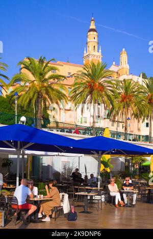 Frankreich, Cote d'Azur, Menton, Skyline, Café, Menschen, Stockfoto