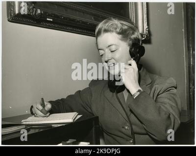 Buchhalterin Ulla Rydin, Generalsekretärin der Generaldirektorin für Expedition am 1955. Dezember und Karin Zetterlund. SJ Neu 1/56. Stockfoto