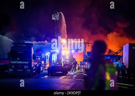 Bads Oeynhausen, Deutschland. 28. Oktober 2022. Über einer Halle für gefährliche Abfälle eines Abfallwirtschaftsunternehmens ist eine große Rauchwolke zu sehen. (To dpa 'gefährliche Abfallhalle in Bad Oeynhausen in Flammen') Quelle: Lino Mirgeler/dpa/Alamy Live News Stockfoto