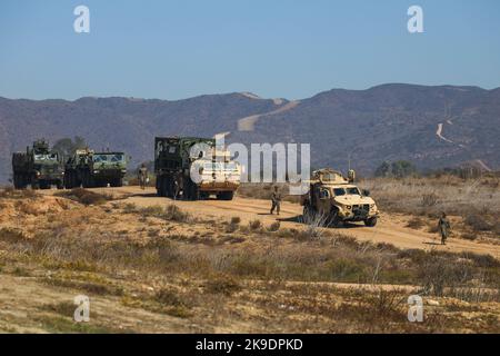 US-Marineinfanteristen mit 1. Marine Logistics Group und 1. Marine Division, I Marine Expeditionary Force, nehmen am Projekt Convergence 2022 (PC22) auf dem Marine Corps Base Camp Pendleton, Kalifornien, 18. Oktober 2022 Teil. Die Strandlandung ist eine Experimentierphase der Übung, in der die Fähigkeiten des Marine Expeditionary Ship Interdiction System (NMESIS) vorgestellt und Szenarien im Zusammenhang mit dem Einsatz von All-Service-Offensivbränden und -Effekten untersucht wurden. PC 22 experimentiert mit der All-Service-Logistik in einem umkämpften Umfeld mit Schwerpunkt auf der Unterstützung des NMESIS. (USA Marine Corps Foto von Sgt. Stockfoto