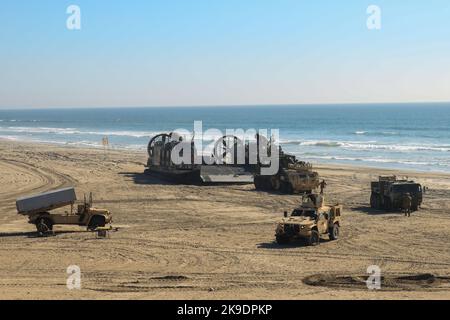 Ein Landungsschiff, Luftkissen liefert einen Navy Marine Expeditionary Ship Interdiction System (NMESIS) Launcher während des Projekts Convergence 2022 (PC22) auf Marine Corps Base Camp Pendleton, Kalifornien, 18. Oktober 2022. Die Strandlandung ist eine Experimentierphase der Übung, in der die NMESIS-Fähigkeiten vorgestellt und Szenarien im Zusammenhang mit dem Einsatz von All-Service-Offensivbränden und -Auswirkungen untersucht wurden. PC22 Experimente mit All-Service-Logistik in einem umkämpften Umfeld mit Schwerpunkt auf der Unterstützung des NMESIS. (USA Marine Corps Foto von Sgt. Juan Magadan) Stockfoto