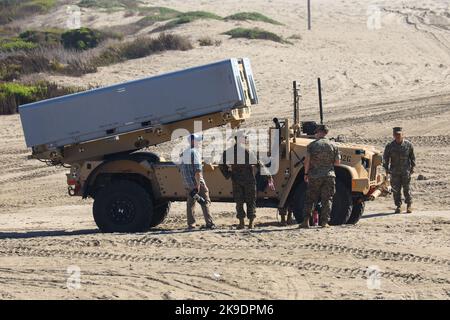 US-Marineinfanteristen mit der I Marine Expeditionary Force setzen während des Projekts Convergence 2022 (PC22) ein Marine Expeditionary Ship Interdiction System (NMESIS) auf dem Marine Corps Base Camp Pendleton, Kalifornien, 18. Oktober 2022 ein. Die Strandlandung ist eine Experimentierphase der Übung, in der die NMESIS-Fähigkeiten vorgestellt und Szenarien im Zusammenhang mit dem Einsatz von All-Service-Offensivbränden und -Auswirkungen untersucht wurden. PC22 Experimente mit All-Service-Logistik in einem umkämpften Umfeld mit Schwerpunkt auf der Unterstützung des NMESIS. (USA Marine Corps Foto von Sgt. Juan Magadan) Stockfoto