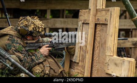 Eine US-Marine mit dem Bataillon Landing Team 2D Bataillon, 5. Marineinfanteristen, 31. Marine Expeditionary Unit visiert auf ein Ziel, während sie während der KAMANDAG 6 auf dem Colonel Ernesto Rabina Air Base, Tarlac, Philippinen, am 2. Oktober 2022 einen Live-Fire-Scharfschützenbereich durchführte. KAMANDAG ist eine jährliche bilaterale Übung zwischen den Streitkräften der Philippinen und dem US-Militär, die darauf ausgerichtet ist, Interoperabilität, Fähigkeiten, Vertrauen und Zusammenarbeit zu stärken, die über Jahrzehnte hinweg gemeinsam genutzt wurde. (USA Marine Corps Foto von Lance CPL. Manuel Alvarado) Stockfoto