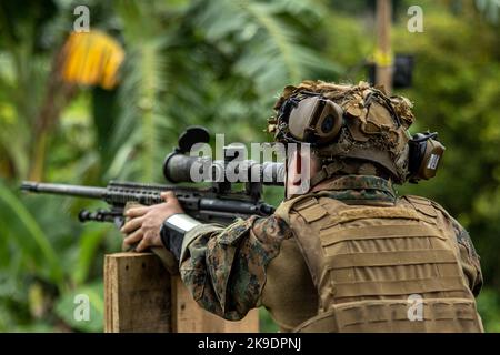 Eine US-Marine mit dem Bataillon Landing Team 2D Bataillon, 5. Marineinfanteristen, 31. Marine Expeditionary Unit visiert auf ein Ziel, während sie während der KAMANDAG 6 auf dem Colonel Ernesto Rabina Air Base, Tarlac, Philippinen, am 2. Oktober 2022 einen Live-Fire-Scharfschützenbereich durchführte. KAMANDAG ist eine jährliche bilaterale Übung zwischen den Streitkräften der Philippinen und dem US-Militär, die darauf ausgerichtet ist, Interoperabilität, Fähigkeiten, Vertrauen und Zusammenarbeit zu stärken, die über Jahrzehnte gemeinsamer Erfahrungen aufgebaut wurde. (USA Marine Corps Foto von Lance CPL. Manuel Alvarado) Stockfoto