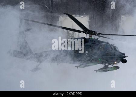 Ein Alaska Air National Guard HH-60G Pave Hawk, der der 210. Rescue Squadron zugewiesen wurde, hebt am 26. Oktober 2022 auf der Joint Base Elmendorf-Richardson, Alaska, ab. Das Rettungsgeschwader führt Such- und Rettungseinsätze durch und leistet Rettungsunterstützung unter den arktischen Bedingungen Alaskas. (USA Luftwaffe Foto von Airman 1. Klasse Julia Lebens) Stockfoto