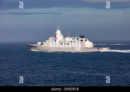 Die Lenkrakete der Royal Netherlands Navy mit der schnellen Fregatte HNLMS De Zeven Provincien (F802) dampft während eines Formationstransits am 25. Oktober 2022 mit der Gerald R. Ford Carrier Strike Group und anderen Koalitionskriegsschiffen in Formation. Der erste Flugzeugträger seiner Klasse, USS Gerald R. Ford (CVN 78), befindet sich auf seinem ersten Einsatz und führt zusammen mit NATO-Alliierten und Partnern Schulungen und Operationen durch, um die Integration für zukünftige Einsätze zu verbessern und das Engagement der US-Marine für eine friedliche, stabile und konfliktfreie atlantische Region zu demonstrieren. (USA Navy Foto von Mass Communication Specialist 2. CL Stockfoto