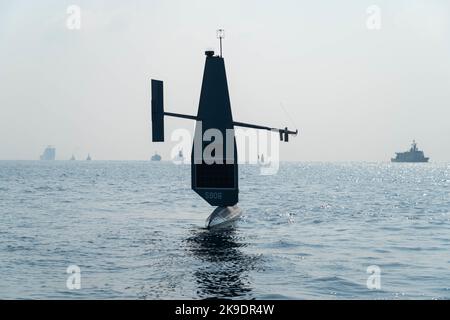 221026-A-KS490-1030 ARABISCHER GOLF (OKT. 26, 2022) Ein unbemanntes Oberflächenschiff der US Navy Saildrone Explorer arbeitet mit den Patrouillenschiffen USS Hurrian (PC 3) und USS Chinook (PC 9) aus den Vereinigten Staaten, den britischen Royal Navy-Schiffen RFA Cardigan Bay (L3009) und HMS Bangor (M109), den Schiffen der Royal Bahrain Naval Force RBNS Al-Manama und RBNS Al-Fateh, Und HMS Khalid von der Royal Saudi Navy im Arabischen Golf, Okt. 26. Die von der Combined Task Force 152 der Vereinten Seestreitkräfte angeführte Schiffsübung verbesserte die Interoperabilität bei der Integration neuer unbemannter Technologien zur Überwachung regionaler Gewässer. (USA Armee pho Stockfoto