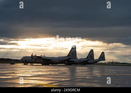 Mehrere C-130J Super Hercules Flugzeuge, die dem 37. Airlift Squadron auf der Ramstein Air Base, Deutschland, zugewiesen wurden, parken auf der Fluglinie vor einer Nachtsortie während der Flugablösungs-Rotation 22-4 Training auf der 33. Air Base, Powdiz, Polen, 19. September 2022. Während der ADR 22-4 trainierten Piloten auf dem kürzlich aktualisierten Block 8.1.1 C-1304. Das Upgrade umfasst neuere Navigations- und Interkommunikationssysteme für die Luftfahrt sowie zusätzliche Infrarotlampen, die es Piloten ermöglichen, genauere Berechnungen durchzuführen und bessere Sicht beim Nachtflug zu haben. (USA Foto der Luftwaffe von Staff Sgt. G Stockfoto