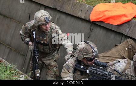 GRAYWOLF Troopers, zugewiesen an 1-12 Kavallerieregiment, 3. Kampfteam der Panzerbrigade, 1. Kavalleriedivision, leiten einen Zug STX, 26. Oktober 2022. Trainingsveranstaltungen wie diese fördern die Bereitschaft in der gesamten Einheit und helfen den Soldaten, sich auf Situationen vorzubereiten, denen sie auf dem Schlachtfeld gegenüberstehen könnten. (USA Armeefoto von PFC David Dumas) Stockfoto