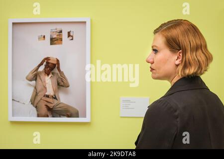 London, Großbritannien. 27. Oktober 2022. Geladene Gäste und Künstler mischen sich und posieren mit den Bildern. Privatansicht der neuen Ausstellung 'The New Black Vanguard: Photography between Art and Fashion' in der Saatchi Gallery in London, unterstützt von Burberry. Die Ausstellung zeigt 15 internationale Black-Fotografen und ist eine Hommage an die Kreativität der Schwarzen vor und hinter der Kamera, die bis zum 22. Januar 2023 läuft. Kredit: Imageplotter/Alamy Live Nachrichten Stockfoto