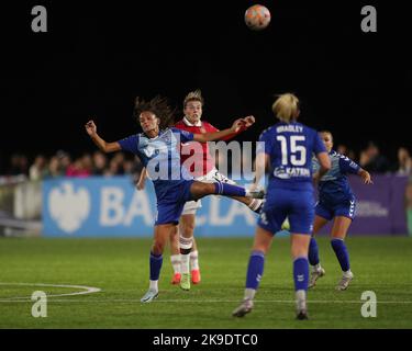 MOLLIE LAMBERT von Durham Women fordert mit HAYLEY LADD von Manchester United beim Spiel des FA Women's League Cup zwischen dem FC Durham Women und Manchester United am Mittwoch, dem 26.. Oktober 2022, im Maiden Castle, Durham City, einen Kopfball. (Kredit: Mark Fletcher | MI News) Kredit: MI Nachrichten & Sport /Alamy Live News Stockfoto