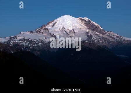 WA22591-00...WASHINGTON - Sonnenaufgang auf der Ostseite des Mount Rainier vom Crystal Peak im Mount Rainier National Park. Stockfoto