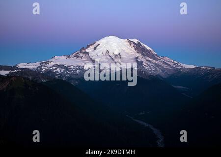 WA22592-00...WASHINGTON - Sonnenaufgang auf der Ostseite des Mount Rainier und des White River Valley vom Crystal Peak im Mount Rainier National Park. Stockfoto