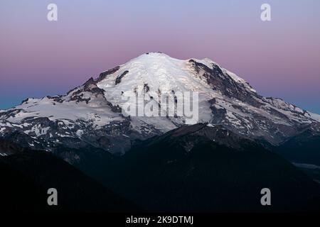 WA22593-00...WASHINGTON - Morgendämmerung färbt den Himmel auf der Ostseite des Mount Rainier und des White River Valley vom Crystal Peak im Mount Rainier NP. Stockfoto