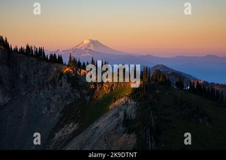 WA22597-00...WASHINGTON - farbenfroher Sonnenaufgang auf den Goat Rocks und Mount Adams vom Crystal Peak im Mount Rainier National Park. Stockfoto
